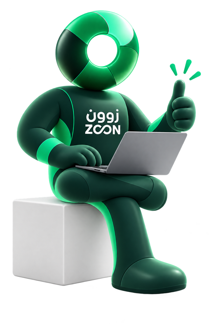 مساعد زوون جالس مع حاسوب محمول، يرفع إبهامه